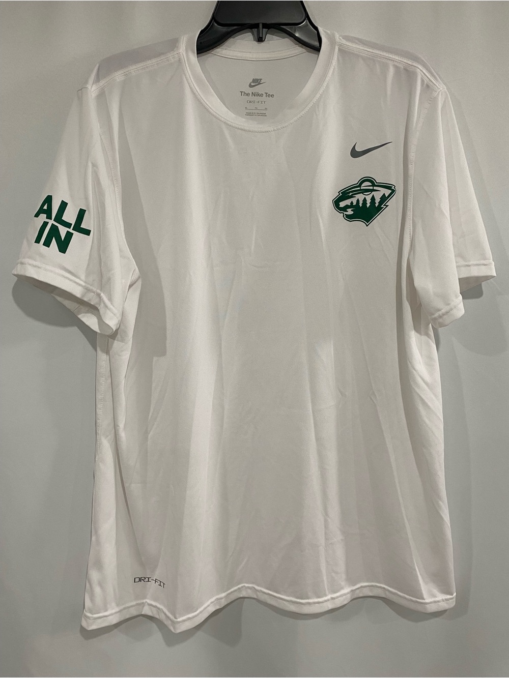 Nike Dri-Fit Tee in Men’s XL features the MN Wild logo and Nike swoosh T-shirt